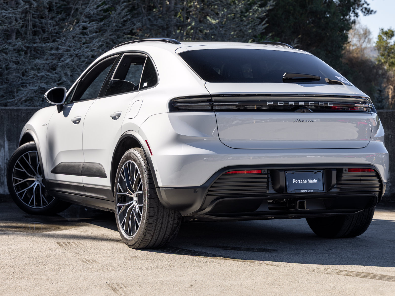 Certified 2025 Porsche Macan Electric RWD image 3