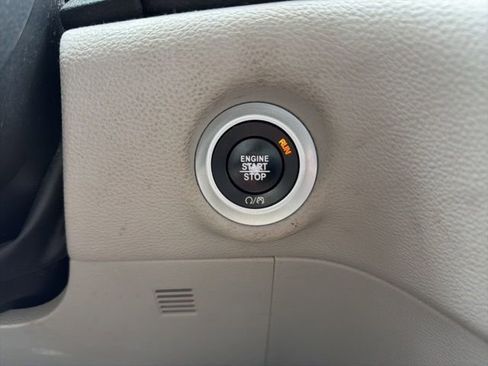 Used 2017 Chrysler Pacifica Limited image 45