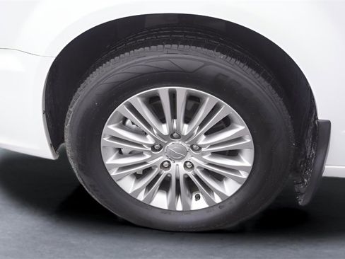 Used 2015 Chrysler Town & Country Touring-L w/ Driver Convenience Group image 32