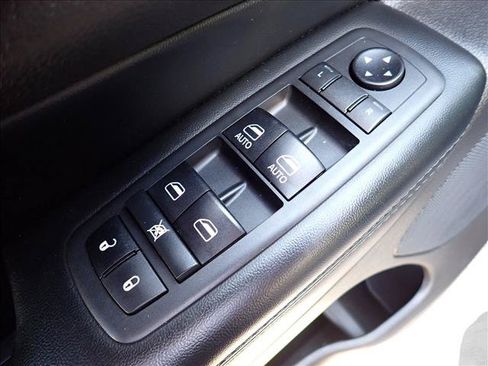 Used 2020 Jeep Grand Cherokee Laredo AWD/4WD image 12