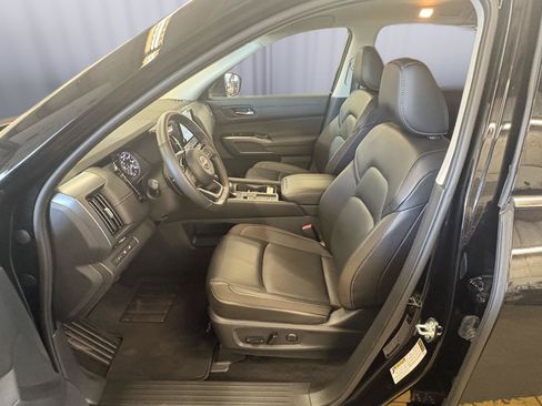 Used 2025 Nissan Pathfinder SL FWD image 28
