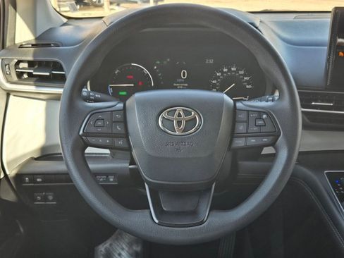 Used 2025 Toyota Sienna LE image 20