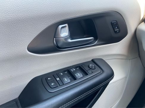 Used 2024 Chrysler Pacifica Touring-L FWD image 25