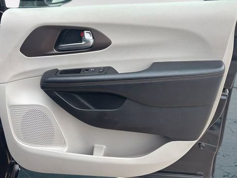 Used 2019 Chrysler Pacifica Touring Plus w/ Advanced Safetytec Group FWD image 10