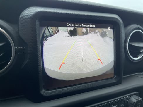 Used 2018 Jeep Wrangler Unlimited Sahara w/ Uconnect 4C Nav & Sound Group image 18