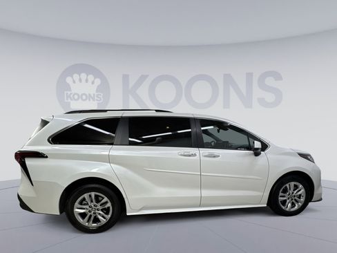 Used 2022 Toyota Sienna XLE image 12