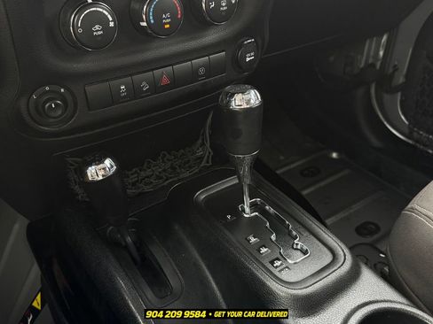 Used 2018 Jeep Wrangler Unlimited Sahara AWD/4WD image 13