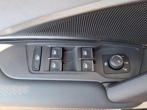 New 2025 Volkswagen Tiguan SE image 12