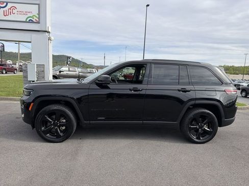 Used 2023 Jeep Grand Cherokee Limited w/ Black Appearance Package RWD image 10