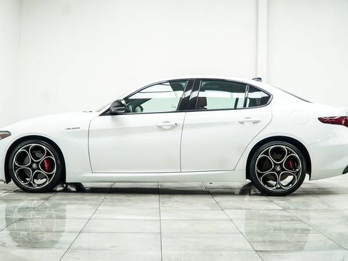 Used 2023 Alfa Romeo Giulia Veloce RWD image 10