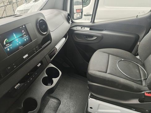 Used 2022 Mercedes-Benz Sprinter 1500 image 7