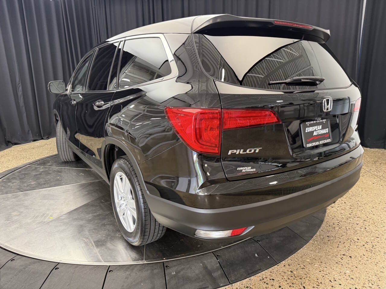 Used 2017 Honda Pilot LX image 6