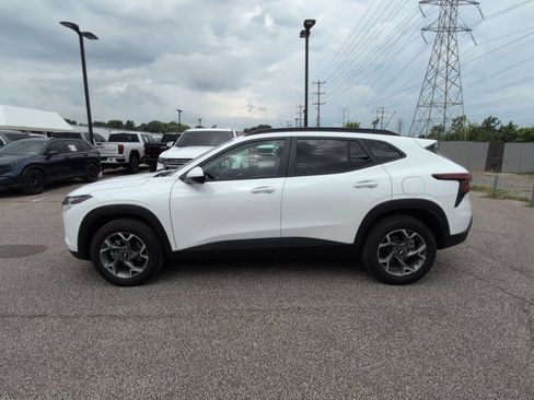 Used 2025 Chevrolet Trax LT w/ Driver Confidence Package FWD image 2