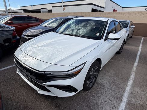 Used 2025 Hyundai Elantra Limited FWD image 3