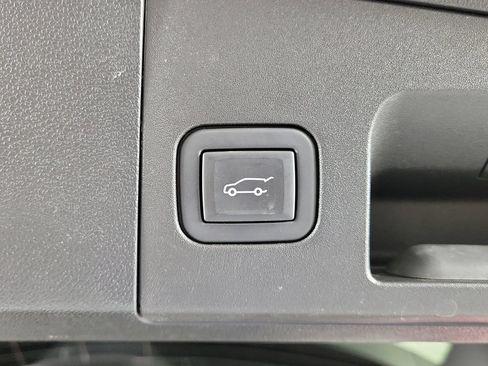 Certified 2024 Cadillac XT4 Luxury w/ Cold Weather Package FWD image 9
