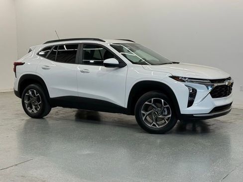Used 2025 Chevrolet Trax LT w/ LT Convenience Package FWD image 2