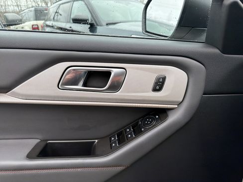 Used 2025 Ford Explorer Active w/ Active Comfort Package image 15