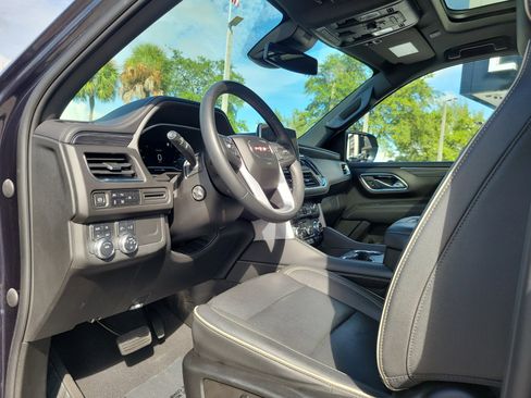 Used 2023 GMC Yukon SLT w/ SLT Premium Package image 9