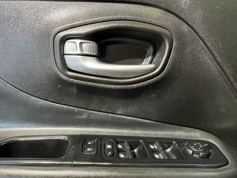 Used 2018 Jeep Renegade Altitude AWD/4WD image 9