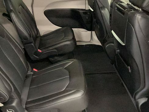 Used 2023 Chrysler Pacifica Touring-L w/ Uconnect Theater Family Group AWD/4WD image 12