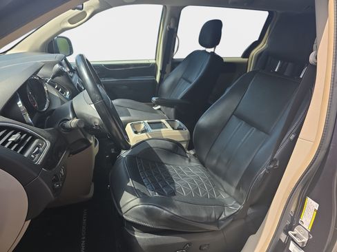 Used 2014 Chrysler Town & Country Touring FWD image 5