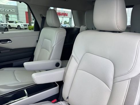 New 2026 Nissan Pathfinder SL w/ SL Premium Package FWD image 15
