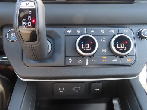 Used 2023 Land Rover Defender 90 S image 34