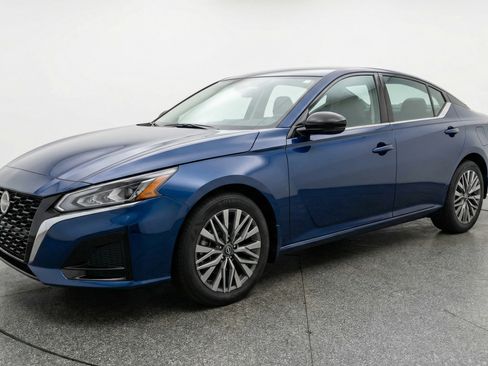 Used 2025 Nissan Altima 2.5 SV image 3