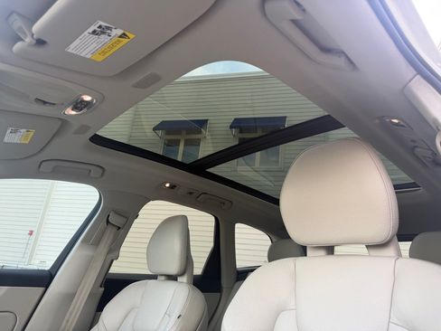 Used 2018 Volvo XC60 T5 Momentum w/ Convenience Package AWD/4WD image 15