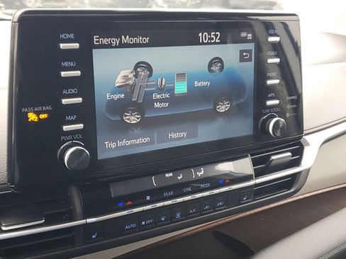 Certified 2024 Toyota Sienna XLE image 27