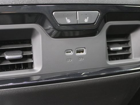 Used 2024 GMC Sierra 2500 AT4 image 11