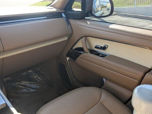 Used 2025 Land Rover Range Rover SV image 17