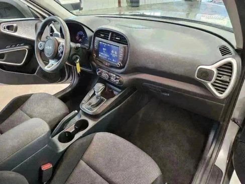 Used 2022 Kia Soul LX image 19