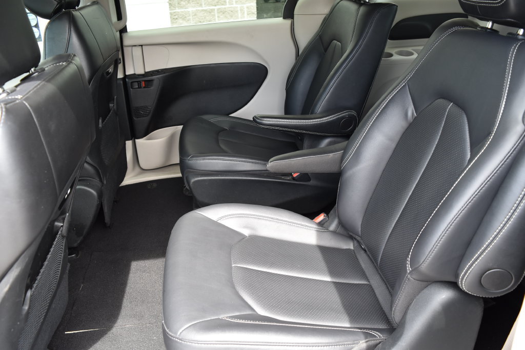 Used 2024 Chrysler Pacifica Limited FWD image 10