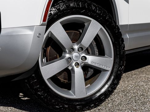 Used 2023 Land Rover Defender 130 SE image 22