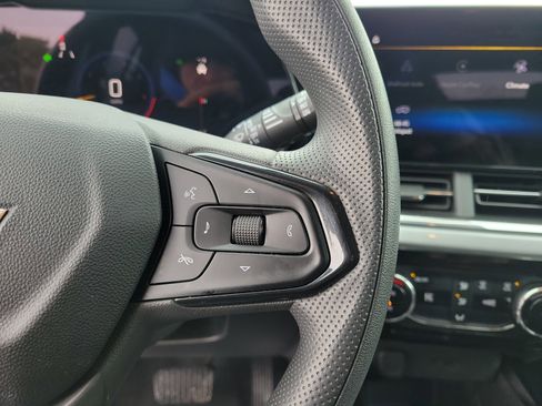 Used 2025 Chevrolet Trax LT image 24