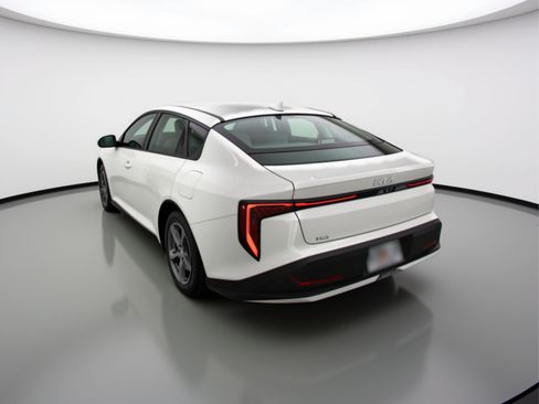 Used 2025 Kia K4 LXS image 6