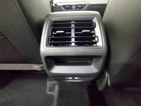 Used 2025 Volkswagen Tiguan SE FWD image 34