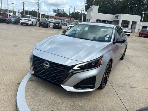 Used 2023 Nissan Altima 2.5 SR w/ SR Premium Package FWD image 3