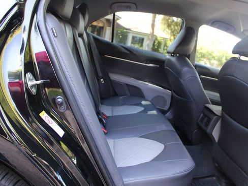 Used 2018 Toyota Camry XLE FWD image 14