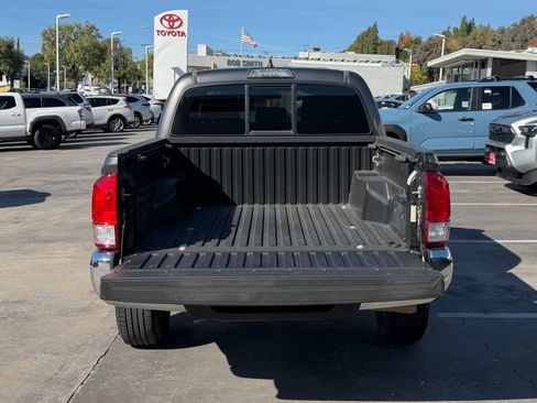 Used 2017 Toyota Tacoma SR5 image 9