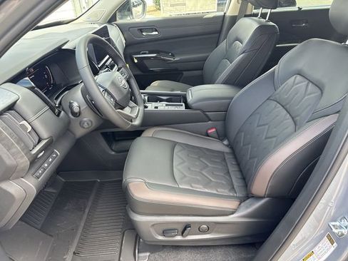 New 2026 Nissan Pathfinder Platinum image 17