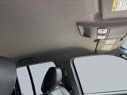 Used 2011 Nissan Frontier SL RWD image 13