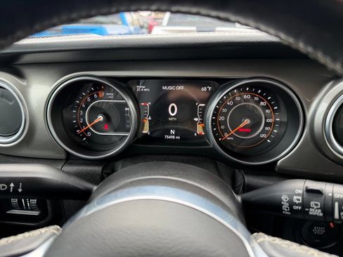 Used 2018 Jeep Wrangler Unlimited Sahara AWD/4WD image 16