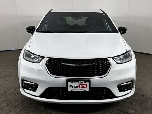 Used 2025 Chrysler Pacifica Select FWD image 2