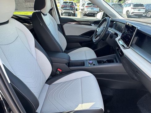 New 2025 Volkswagen Tiguan SE image 14