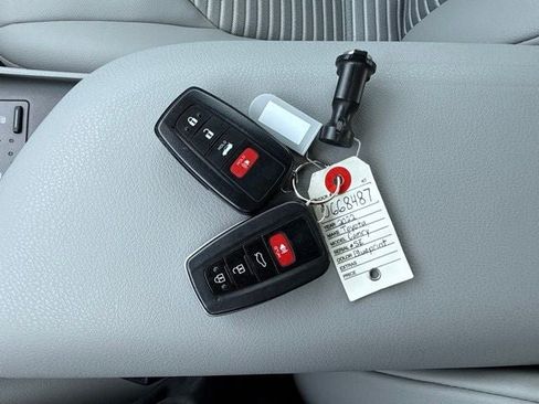 Certified 2022 Toyota Camry SE w/ Cold Weather Package FWD image 33
