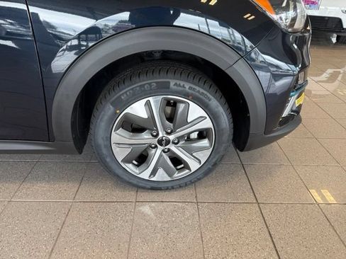 Used 2022 Kia Niro EX FWD image 10