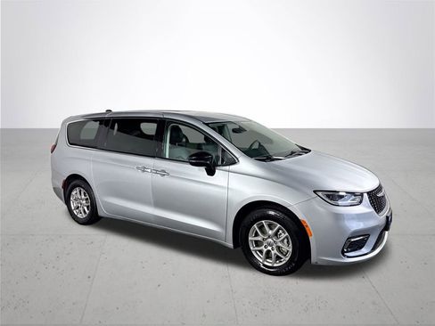 Used 2024 Chrysler Pacifica Touring-L image 4