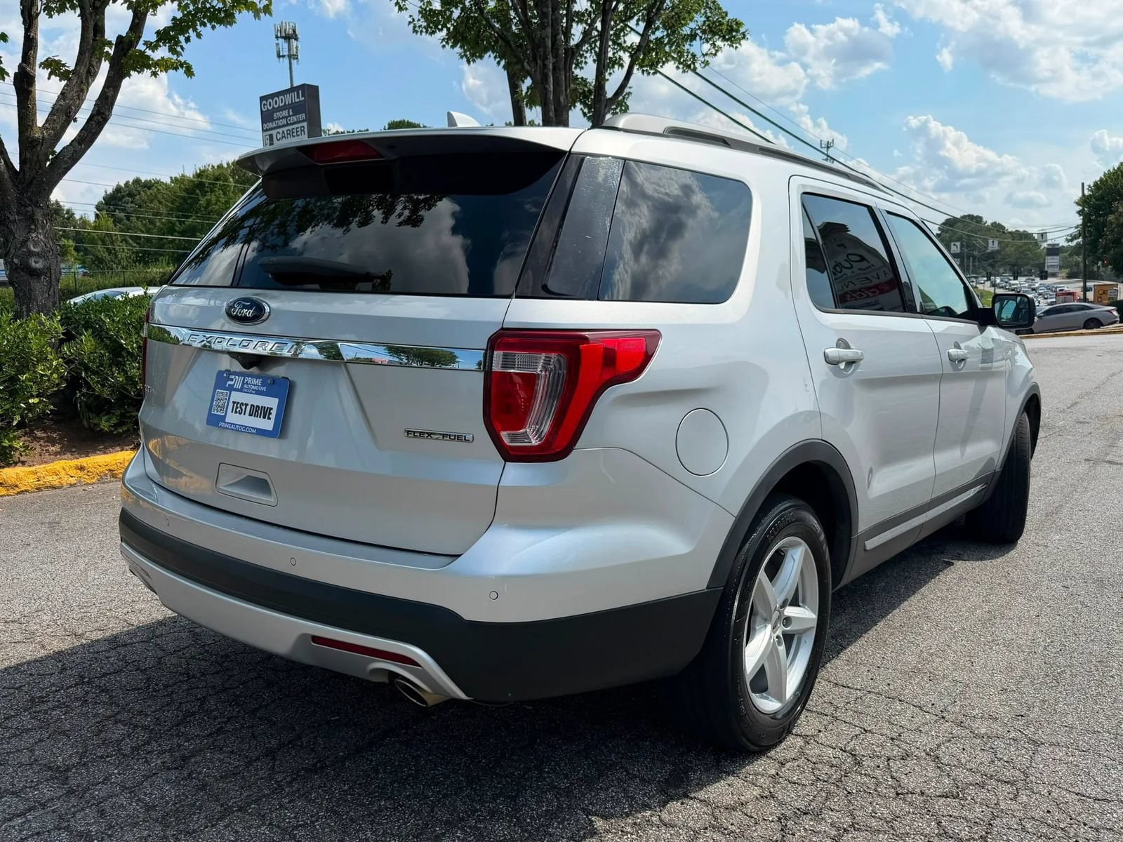 Used 2016 Ford Explorer XLT w/ Equipment Group 202A FWD image 5